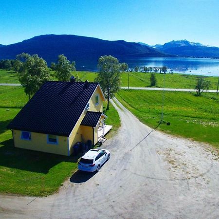 1 Room In The Yellow House, Close To Airport & Lofoten Evenskjer Exteriér fotografie